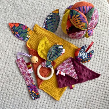 Créations et cadeaux de naissance Creanel Créations d’éveil pour bébé en tissu coloré